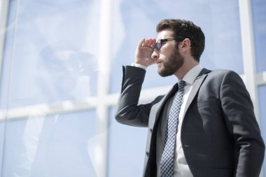 genç işadamı mesafe içine arıyorum.