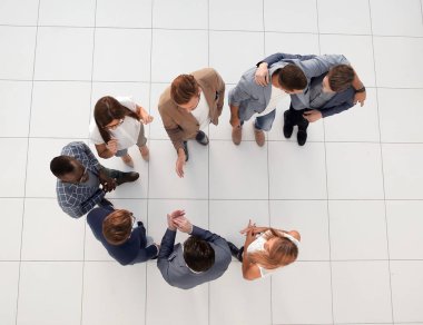 Üst düzey. Ofisin lobisinde duran bir grup çalışan.