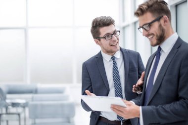 Dijital tablet ekranına bakan iki meslektaşım