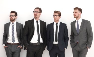 Kendine güvenen bir grup iş adamının portresi.