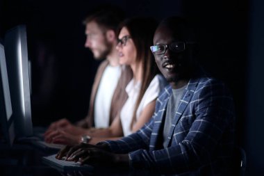 up.Business takım masasında kapatın