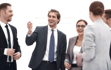 fikirlerini arkadaşları için açıklayan işadamı