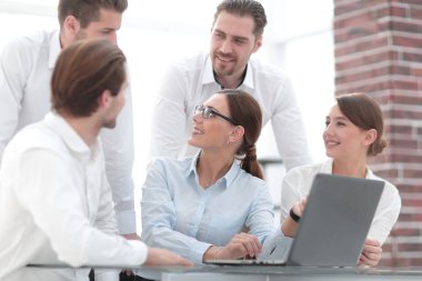 genç profesyoneller yeni bilgi tartışıyor