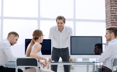 İş dünyası modern bir ofiste çalışır.