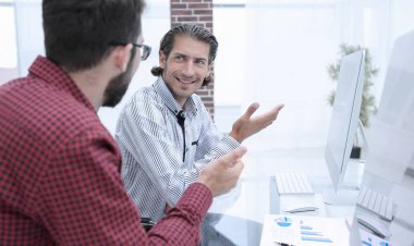 iki çalışanları ofiste çalışmak