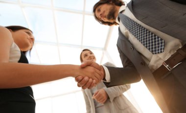 İş adamları geniş pencereli odaya karşı el sıkışıyor