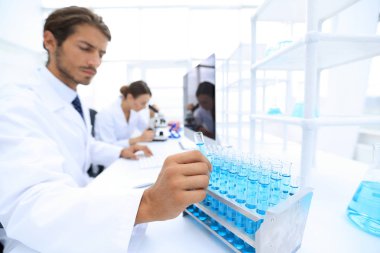 Güzel tıp doktorları laboratuarda test tüpleri ve mikroskop ile çalışıyoruz