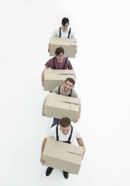 Kutuları üst üste beyaz izole, ayakta tutan genç Nakliyeciler 