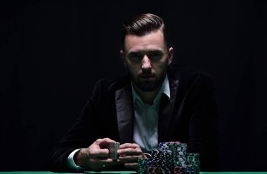 Zengin bir adam heyecan bir casino poker oynuyor.
