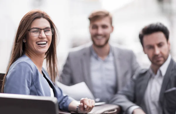 Mujer de negocios moderna en el fondo del equipo de negocios — Foto de Stock