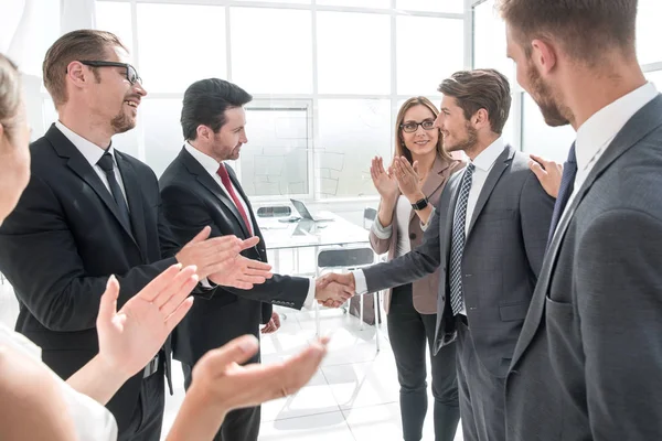 Twee zakelijke partners handen schudden als de overeenkomst na vergadering — Stockfoto