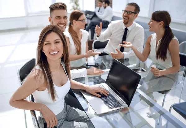 Giovane dipendente seduto in un laboratorio — Foto Stock