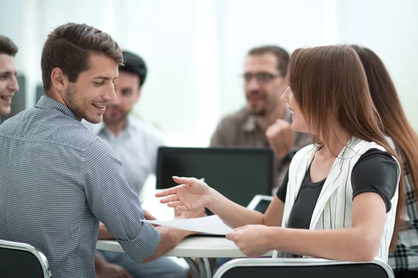 Close up.business equipo discutiendo nuevas ideas — Foto de Stock