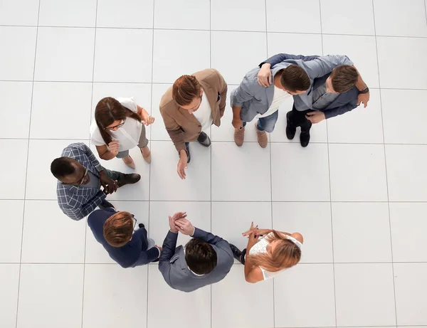 Top view.a gruppo di dipendenti in piedi nella hall dell'ufficio — Foto Stock