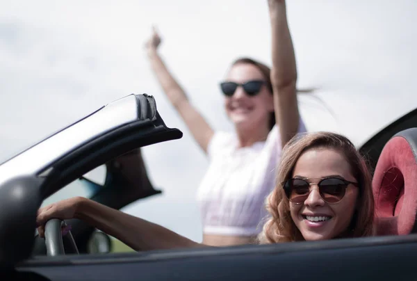 Sluit up.two vriendinnen reizen in een convertible auto — Stockfoto