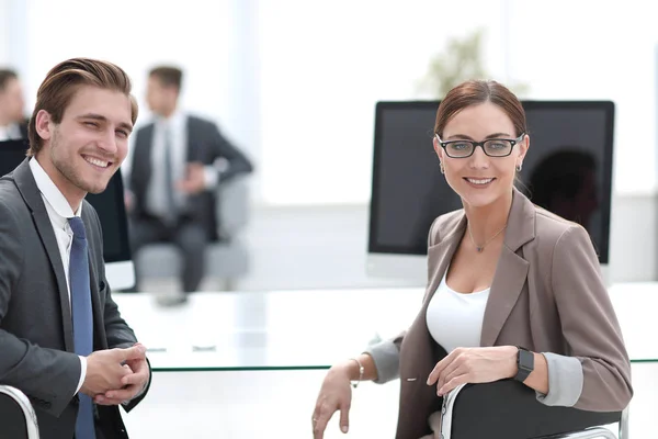 Empleados felices sentados en la oficina Escritorio —  Fotos de Stock