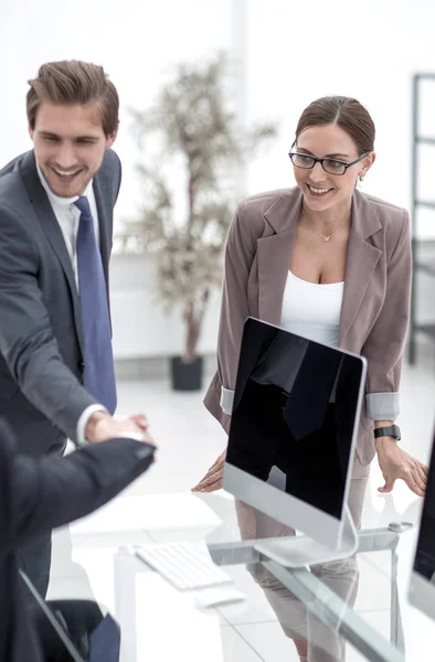 Dipendenti Stretta Mano Vicino All Ufficio Desk Office Giorni Feriali — Foto Stock