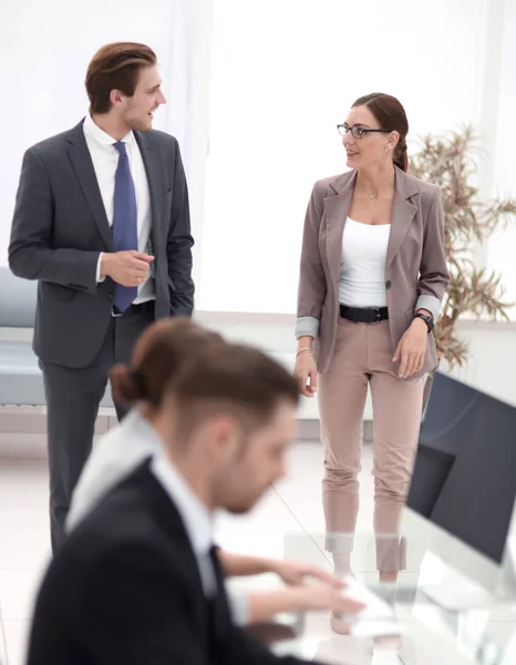 I dipendenti stanno lavorando a un nuovo progetto in ufficio — Foto Stock