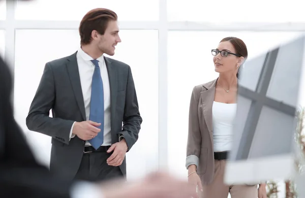 Equipo de negocios en una oficina moderna . — Foto de Stock