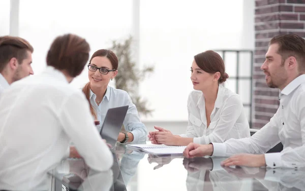 Equipe de negócios em uma reunião no escritório. — Fotografia de Stock