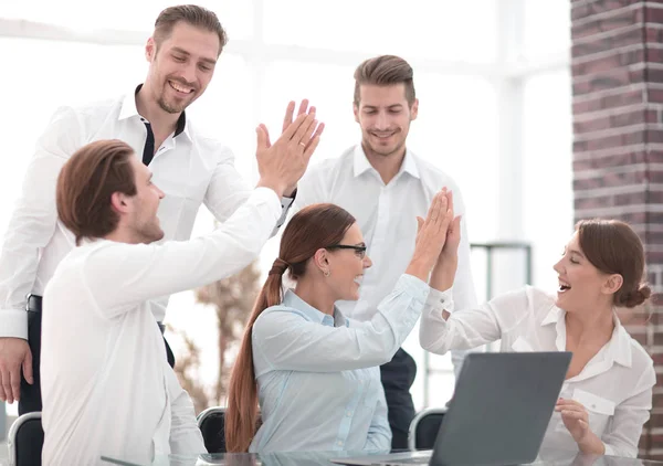 Business Team Begint Een Zakelijk Project Geven Elkaar Een Hoge — Stockfoto