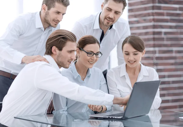 Business-team som diskuterar online nyheter — Stockfoto