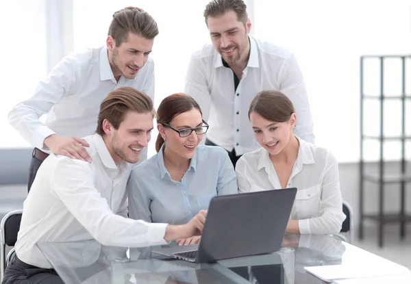 Geschäftsteam arbeitet mit Laptop an neuem Projekt. — Stockfoto