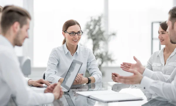 Unternehmensspezialisten diskutieren Ideen für ein neues Geschäftsprojekt — Stockfoto