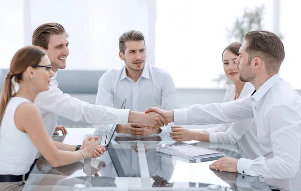 Pessoas de negócios aperto de mão na mesa de negociação . — Fotografia de Stock
