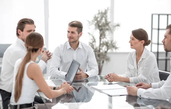 Reunião da equipe de negócios no escritório Desk — Fotografia de Stock