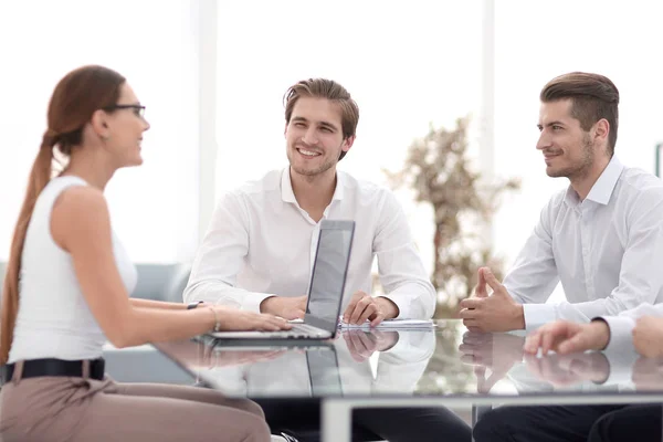 Χαμογελαστή επιχειρηματική ομάδα κάθεται στο γραφείο. — Φωτογραφία Αρχείου