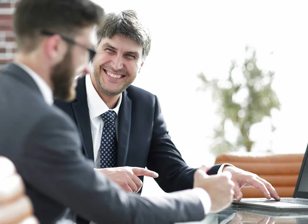 Primer plano de un gerente principal hablando con un colega . — Foto de Stock