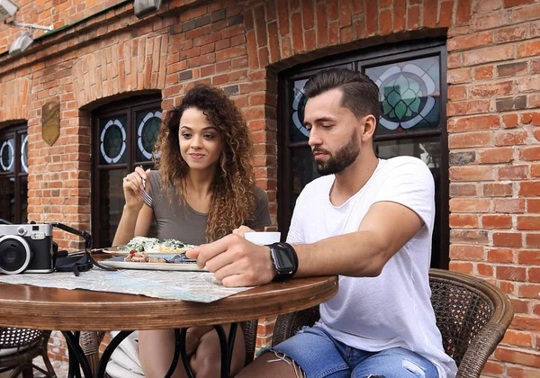 Retrato de casal romântico encantador sentado em um café com café — Fotografia de Stock