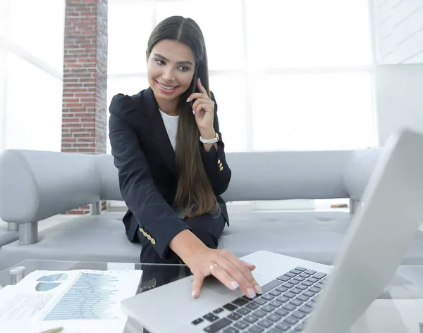 Gerente do sexo feminino falando no telefone móvel — Fotografia de Stock