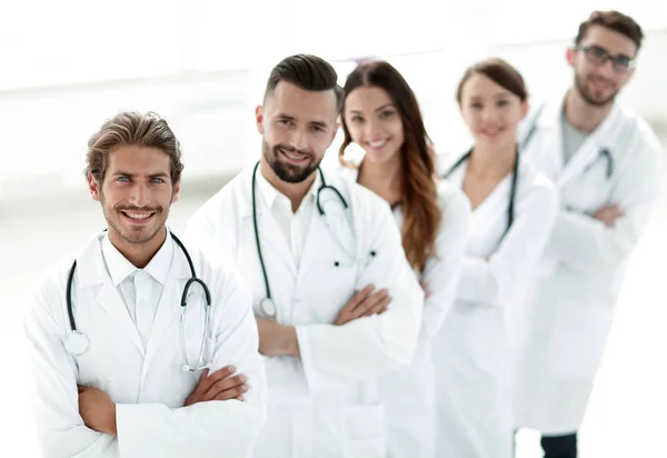 Portrét lékařský tým stojící s rukama přešel v nemocnici — Stock fotografie