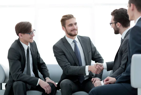 Håndhilste forretningsfolk på kontoret. – stockfoto