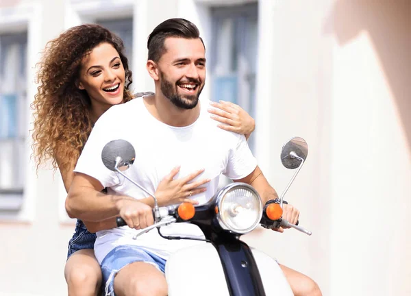 Homem legal e bela menina montando em scooter com expressão — Fotografia de Stock