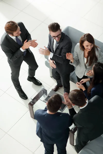 Feliz equipo de negocios exitoso dando un alto gesto de cincos como th — Foto de Stock