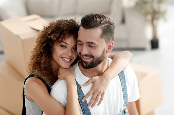 Retrato de cerca de una pareja recién casada con ropa de trabajo — Foto de Stock