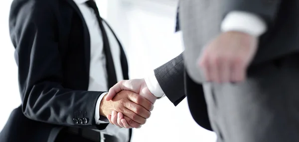 Empresários sorridentes amigáveis a apertar a mão. Foto conceito de negócio — Fotografia de Stock