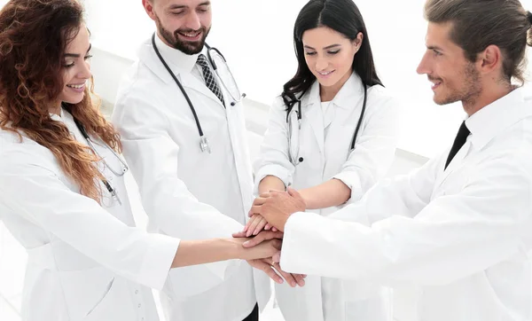 Equipe médica com as mãos apertadas juntas — Fotografia de Stock