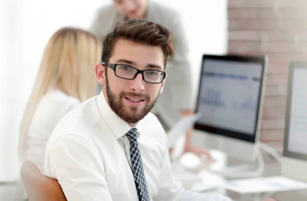 Erfaren programmerare sitter framför skärmen. — Stockfoto