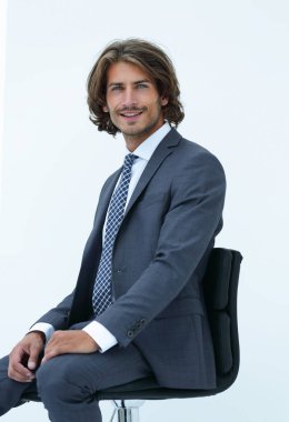 iş adamı rahat tavırla sandalye üzerinde oturan davet