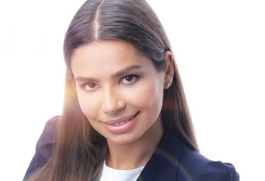 gülümseyen bir iş kadını ayakta closeup