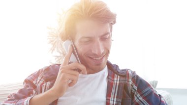 genç adam evde mali belgeleriyle çalışma.