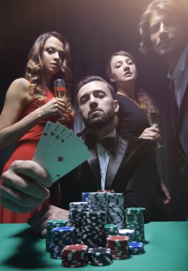Erkekler ve kadınlar casino poker oynamaya konsantre
