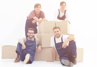 Yığın üzerinde izole kutularının üzerinde eğilerek memnun ve gurur Nakliyeciler