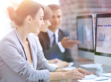 bir işyeri mali listeleri tartışırken iş takım