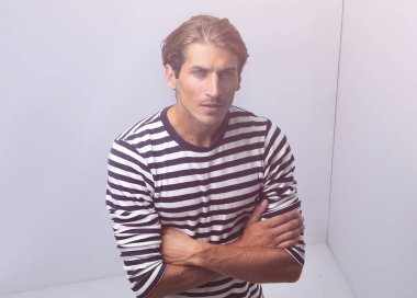 modern adam beyaz oda köşesinde ayakta .