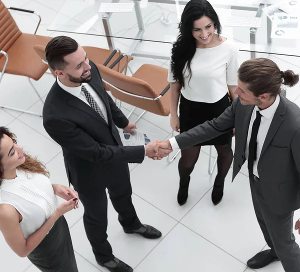 Vista dal top.the handshake partner commerciali — Foto Stock